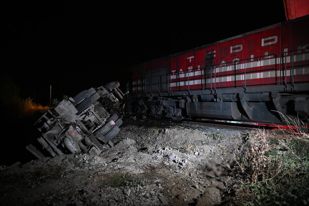 Bir gün arayla benzer kaza! Yolcu treni raylara bırakılan araca çarptı 5